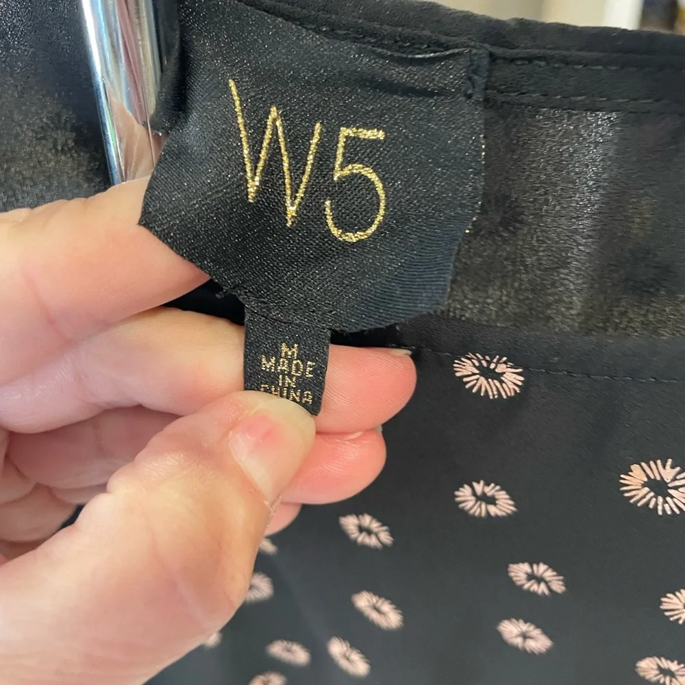 W5 adorable top with great sleeves, lightweight‎ condition slightly cropped